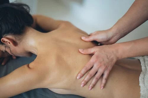 Massage du dos pour femme relaxation assurée.